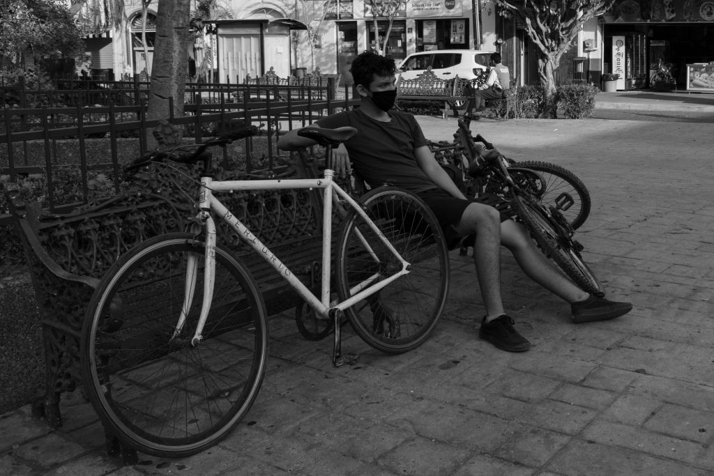 Joven cuidando unas bicicletas en Plaza República-min