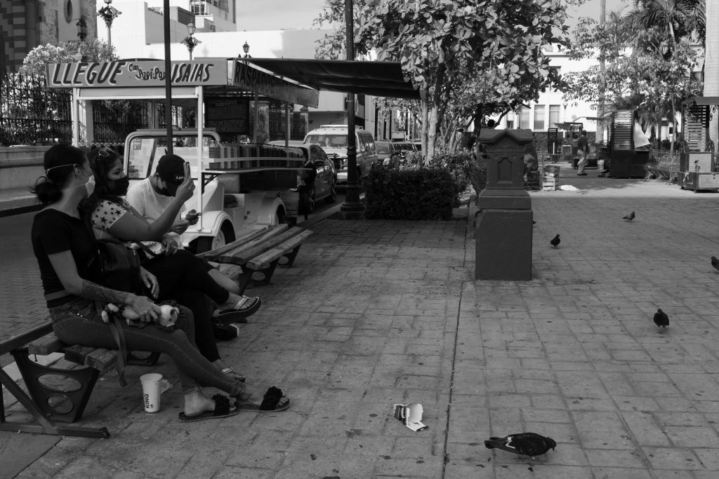 Jóvenes pasando el rato en Plaza República-min